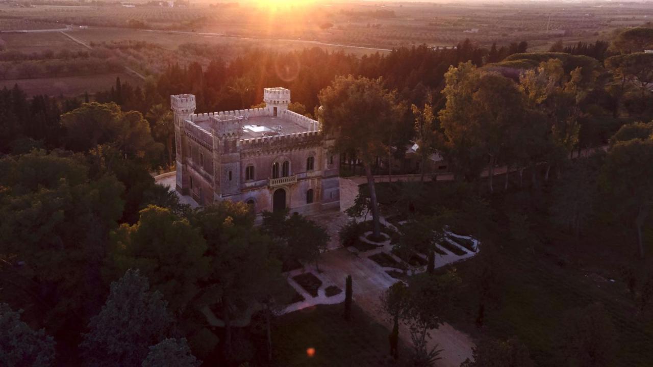Castle Elvira - The Castle & The Cottage Trepuzzi ภายนอก รูปภาพ
